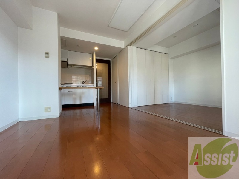 居室・リビング　リビングです。木目のフローリングが落ち着きますね。