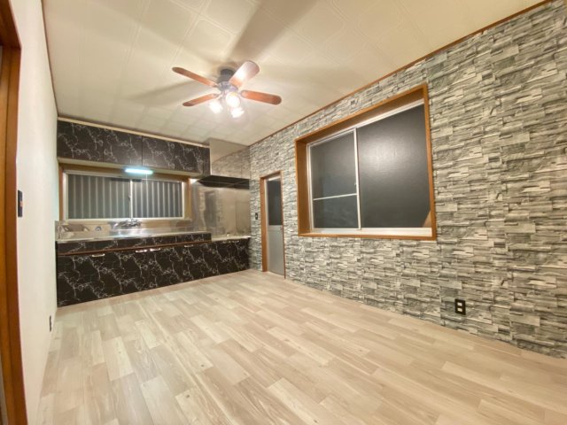 キッチン　豪華な内装のキッチン！隣の部屋と合わせると広々13帖以上！