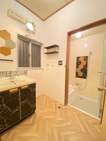 洗面設備　オシャレな洗面所！壁紙や床シートも新品です！