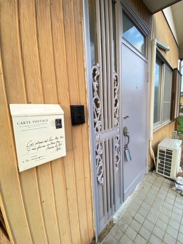 セキュリティ　新しく塗装済みの玄関扉と、ポストを新設！