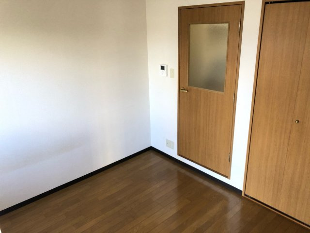 居室・リビング　エアコン付きで快適に過ごせます♪