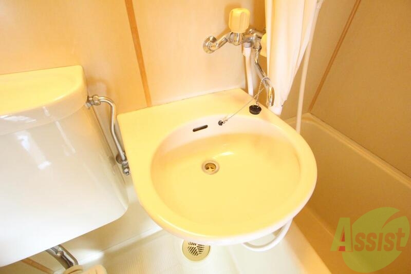 洗面設備　お風呂と一体化の洗面台、シャワーと歯磨き一緒にできます。