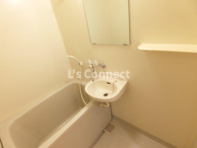 バス・シャワールーム　給湯式のお風呂です。