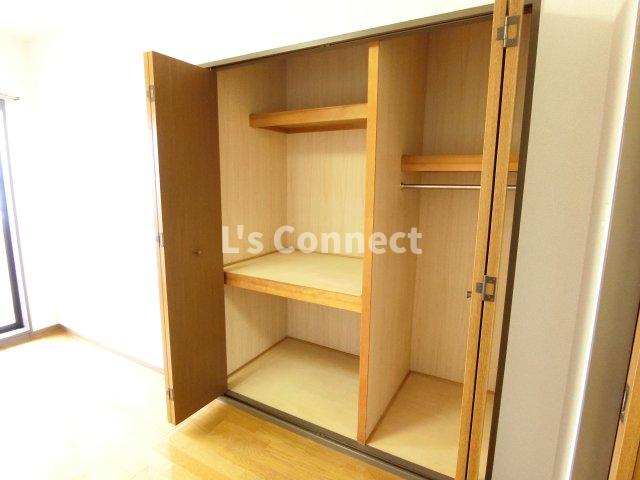 収納　クローゼットと段付き収納でお荷物もすっきりしまえます。