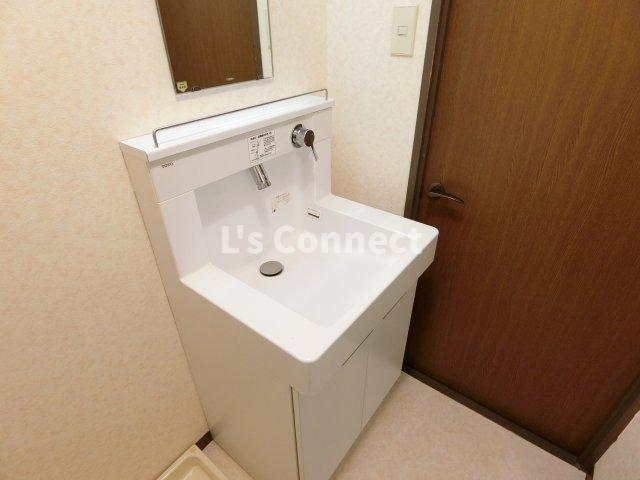 洗面設備　朝の支度もスムーズな独立洗面台。