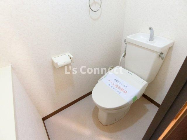 トイレ　温水洗浄便座付きのトイレ。