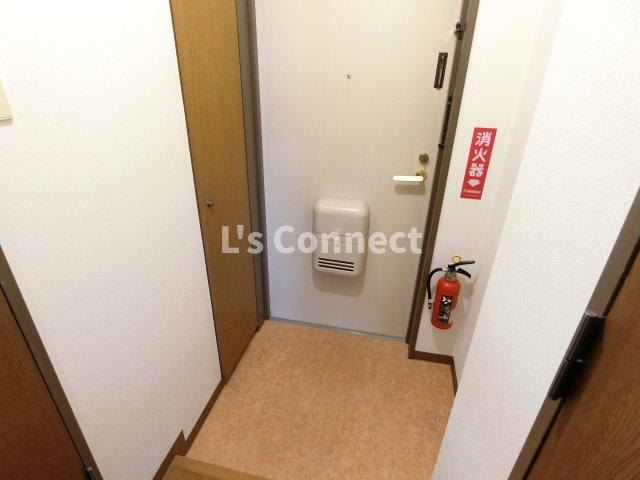 玄関　背の高い下駄箱で靴も収納できます。