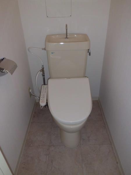 トイレ　落ち着いた色調のトイレです