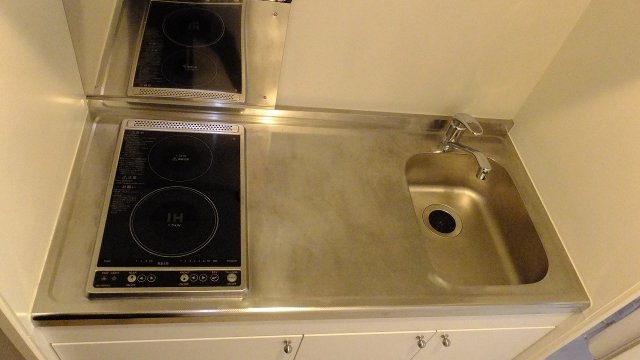 キッチン　ラジエントヒーターとIHヒーター１口づつです。