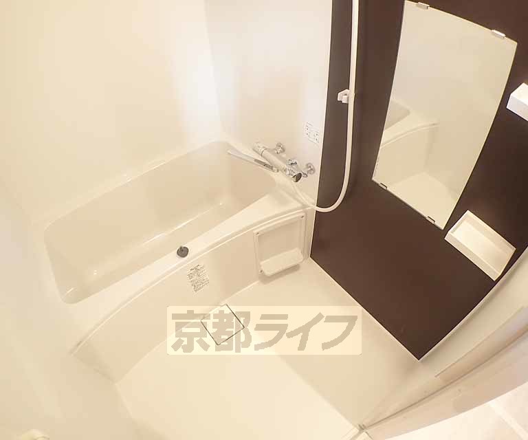 バス・シャワールーム　鏡の付いた便利なお風呂