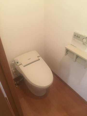 トイレ　落ち着いた色調のトイレです