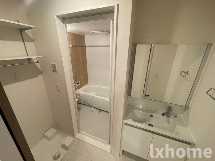 洗面設備　明るい洗面所です