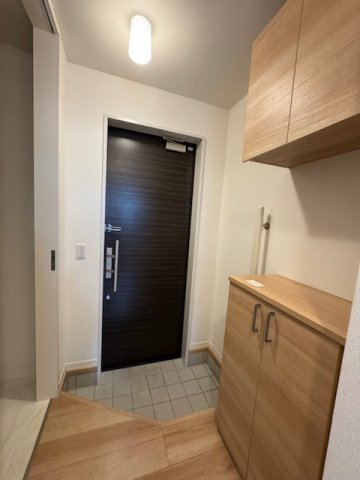 玄関　※写真は3号室タイプの別部屋です。