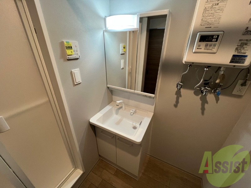 洗面設備　独立洗面台です。大きくてよいですね。シャンプーもできます！