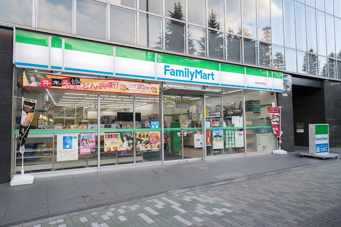 コンビニ　ファミリーマート 市谷本村町店（コンビニ）まで192m