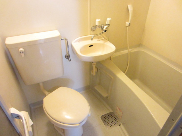 バス・シャワールーム　きれいな３点ユニットバスです！