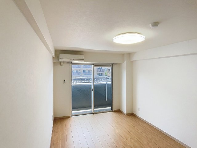 居室・リビング　3階別室の参考写真です。現況を優先します。(303)