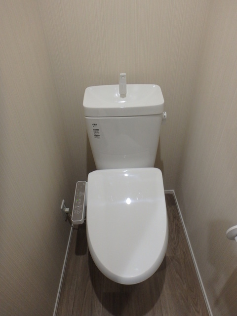 トイレ　洗浄便座付のトイレです。