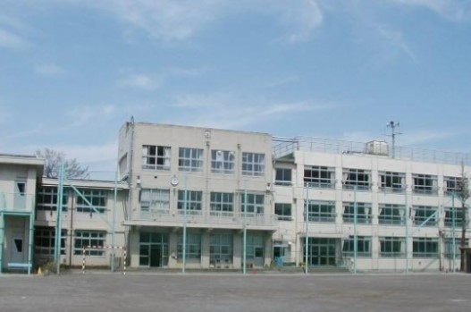 中学校　新宿区立牛込第一中学校（中学校）まで494m