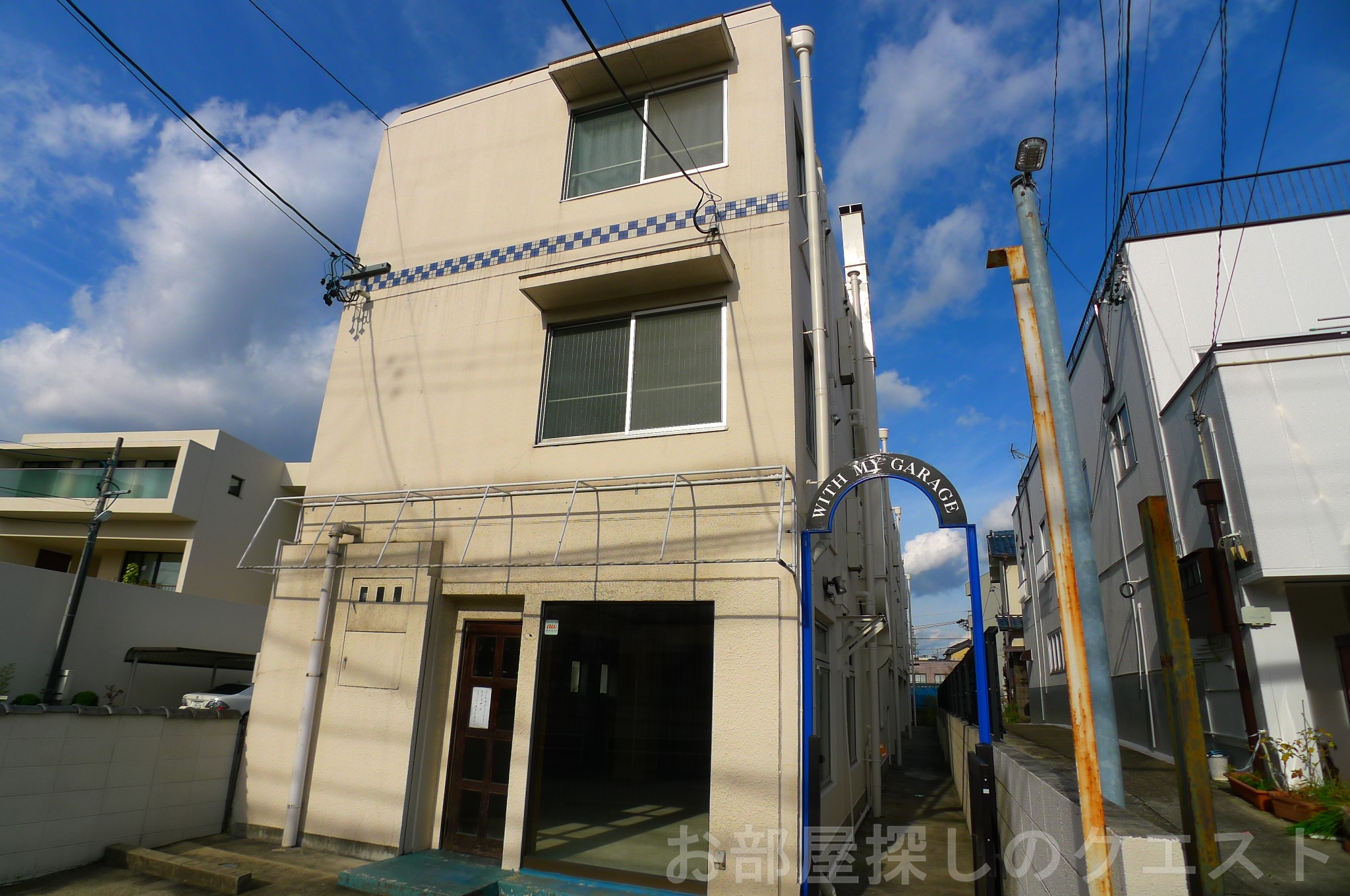 建物外観　オートロック付！1階ガレージ☆