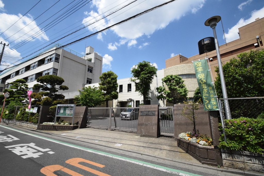 小学校　川口市立安行東小学校（小学校）まで117m