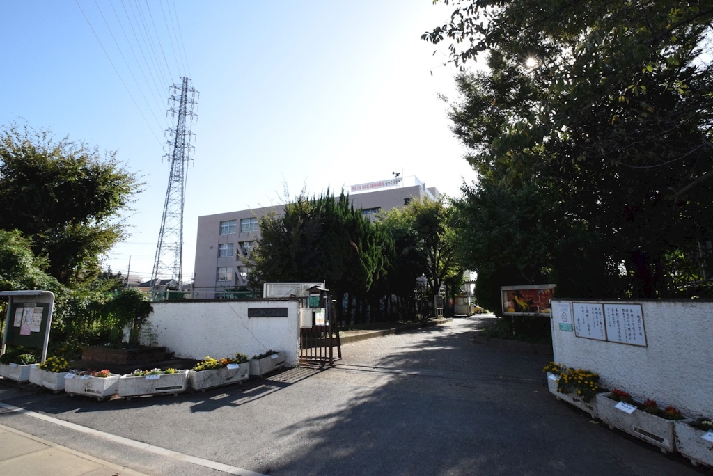 中学校　新栄中学校（中学校）まで740m