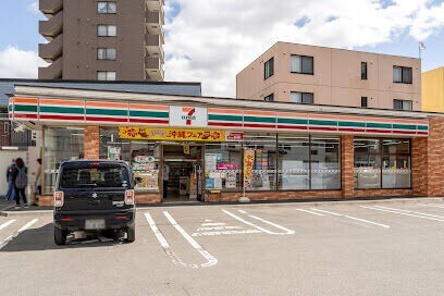 コンビニ　セブンイレブン札幌菊水3条店（コンビニ）まで428m