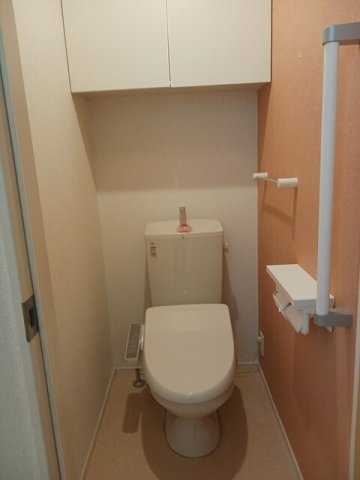 トイレ　落ち着いた色調のトイレです