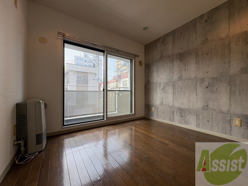 居室・リビング　５帖の洋室です。広々として、きれいですね。