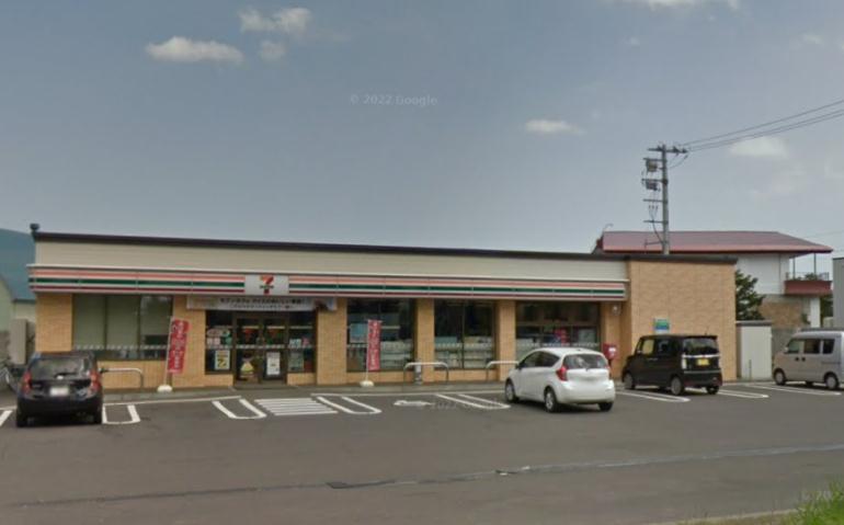 コンビニ　セブンイレブン（コンビニ）まで462m