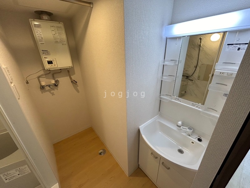 洗面設備　脱衣所には物干竿を完備しておりご自身でのご用意が不要です。