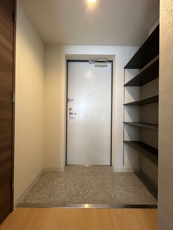 玄関　玄関右手には下駄箱を完備しています。