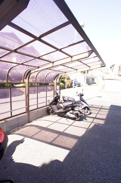 その他共有部分　雨の日でも安心して止められる屋根付駐輪場☆