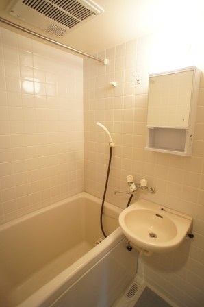 バス・シャワールーム　シャワー派には、使いやすいユニットバス。洗面台付き