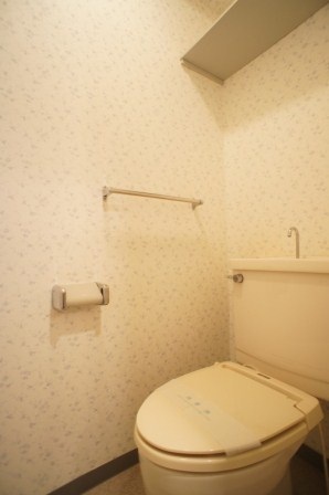 トイレ　トイレ内に棚を設置してあります
