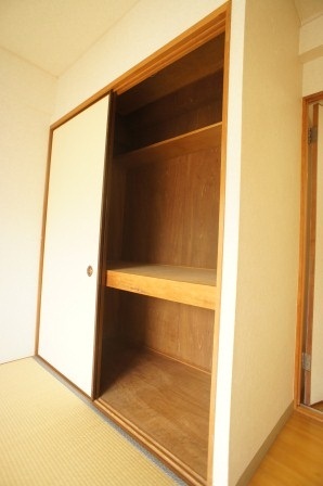 収納　押入れタイプは荷物がたくさん収納できます。