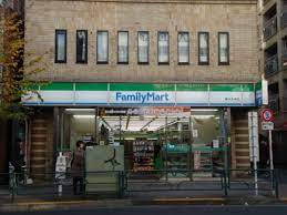 コンビニ　ファミリーマート新大久保駅前店（コンビニ）まで205m