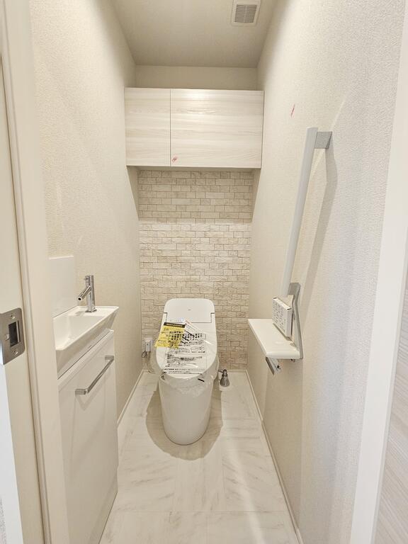 トイレ　温水洗浄便座付きトイレ♪収納棚付き。