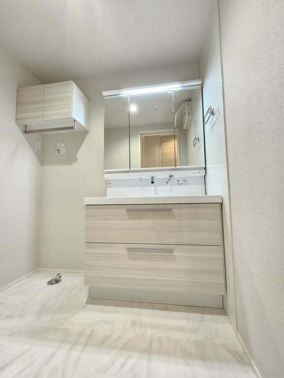 洗面設備　三面鏡付き洗髪洗面化粧台及び室内洗濯機置き場