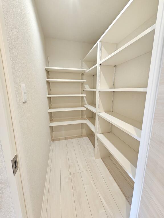 収納　キッチン横にあるパントリースペース