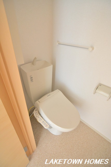 トイレ　温水洗浄暖房便座付のトイレです。