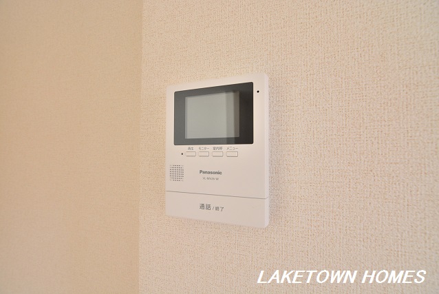 セキュリティ　来訪者の確認が出来るモニター付インターホンです。