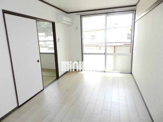 その他部屋・スペース　洋間の窓は大きく明るいです。