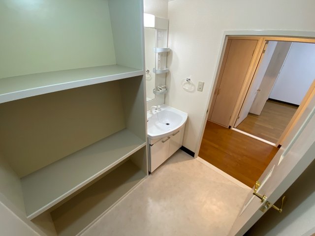 洗面設備　収納豊富な洗面台！