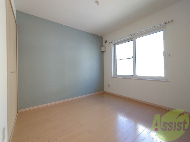 その他部屋・スペース　寝室はこちらです。光が差し込む、温かみのあるお部屋です。