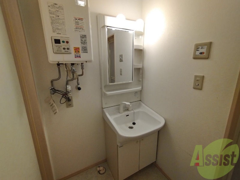 洗面設備　独立洗面台です。大きくてよいですね。シャンプーもできます。