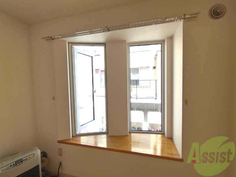 バルコニー　窓からの日光は気持ちを明るくしてくれますよ。