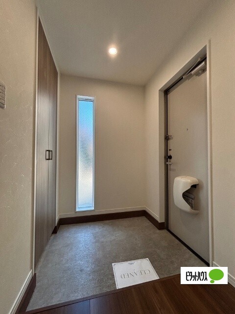 玄関　※別間取りの戸建て参考写真