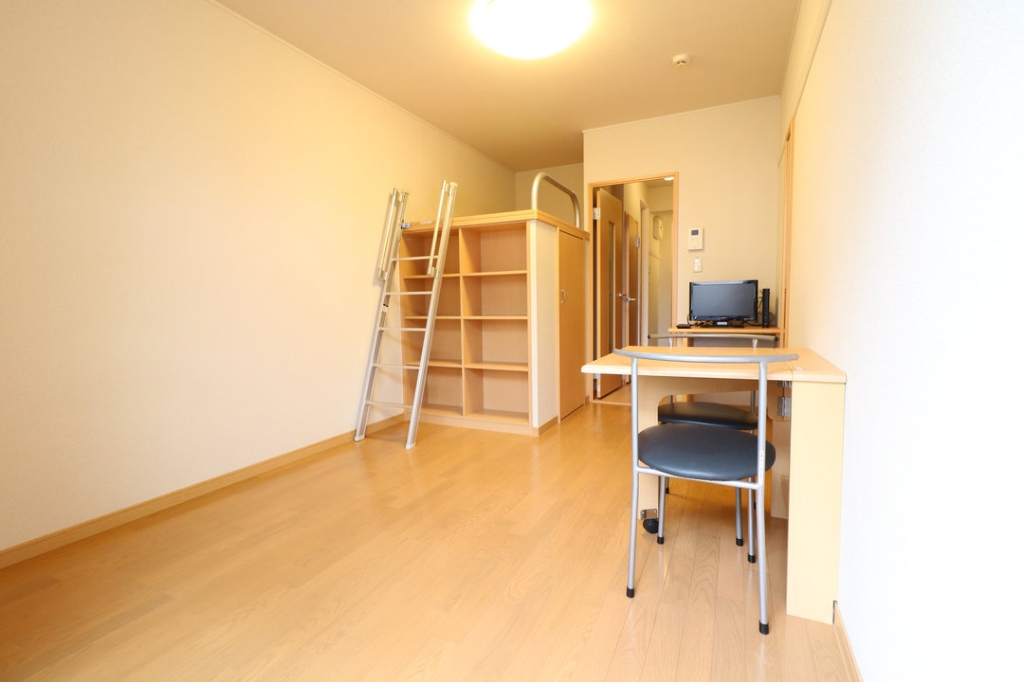 その他部屋・スペース　居室のテーブルは折りたたみ可能です。