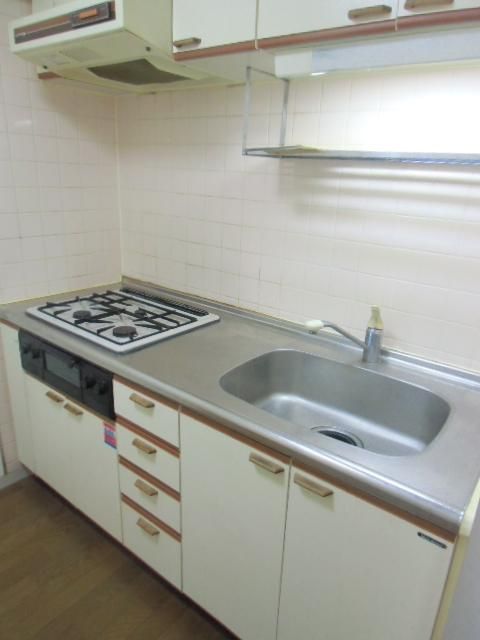 キッチン　3口ガスとグリル付きのキッチン